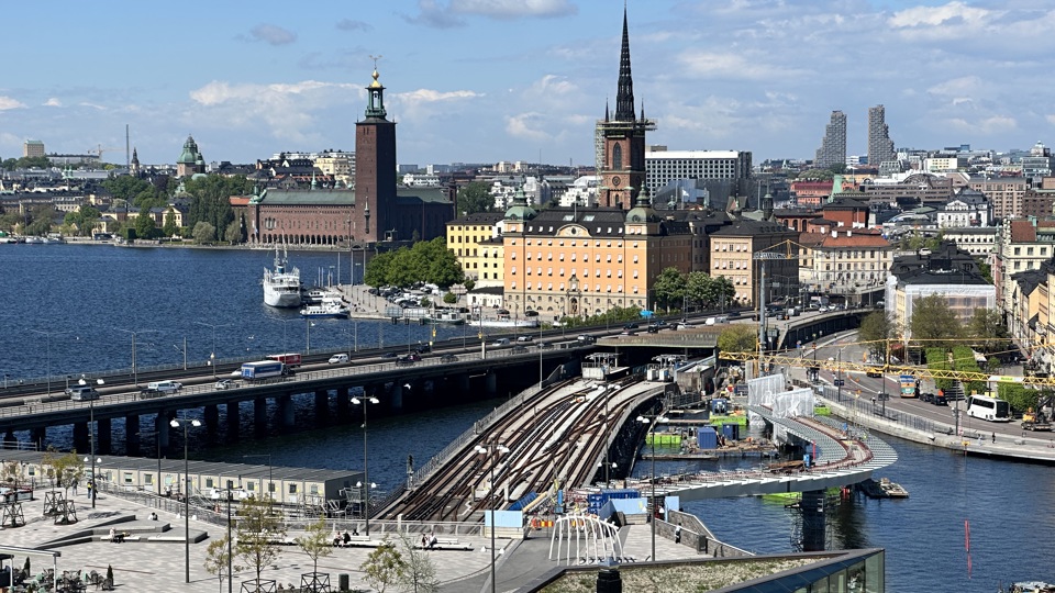 Vy över Södermalmstorg vid Slussen och den nya gång- och cykelbron. I bakgrunden ligger stadshuset. 